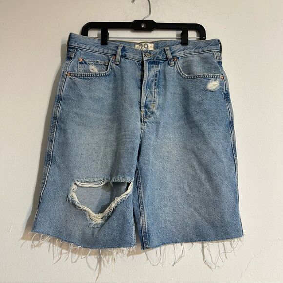 Free People Cut Off Distressed Light Wash Bermuda Denim Shorts Size 29 Festival - Picture 1 of 9
